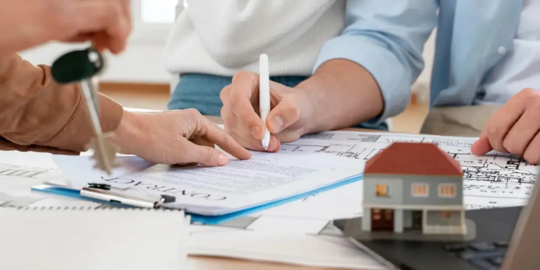 Hombre firmando un documento para cerrar un trato.
