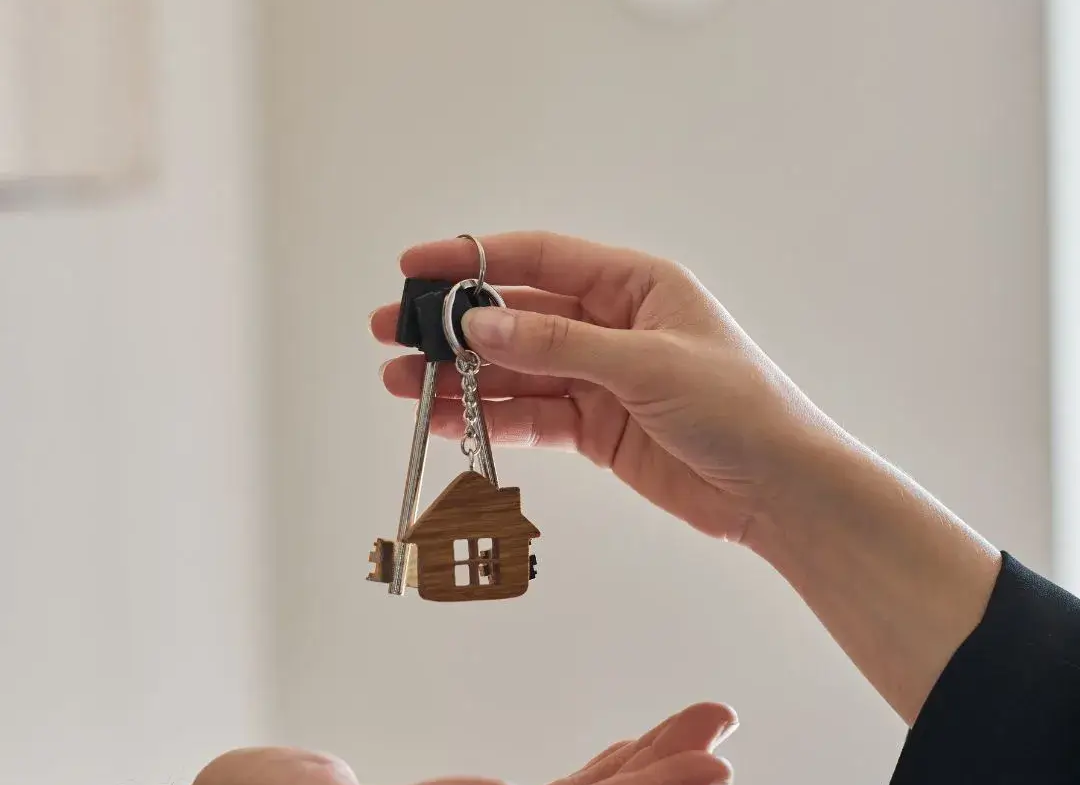 Entrega de llaves simbolizando aumento de capital