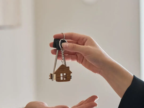 Entrega de llaves simbolizando aumento de capital