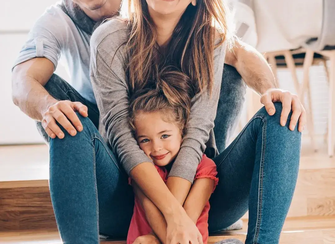 Familia feliz en el interior de su vivienda usada, reflejando estabilidad y oportunidades en el mercado residencial