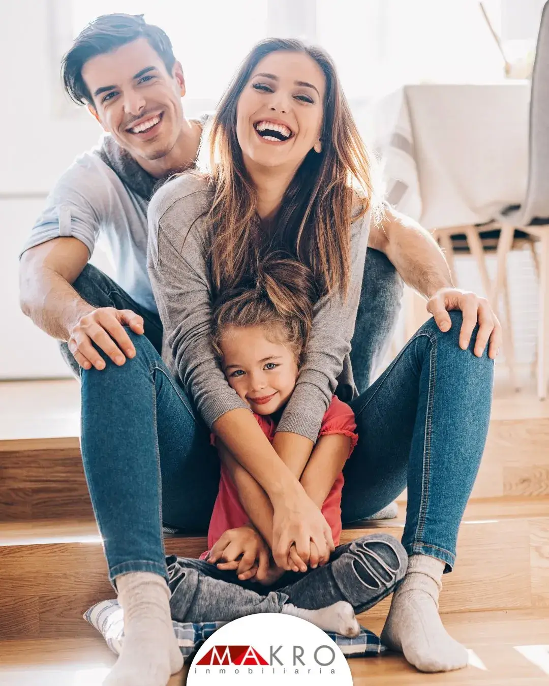 Familia feliz en el interior de su vivienda usada, reflejando estabilidad y oportunidades en el mercado residencial